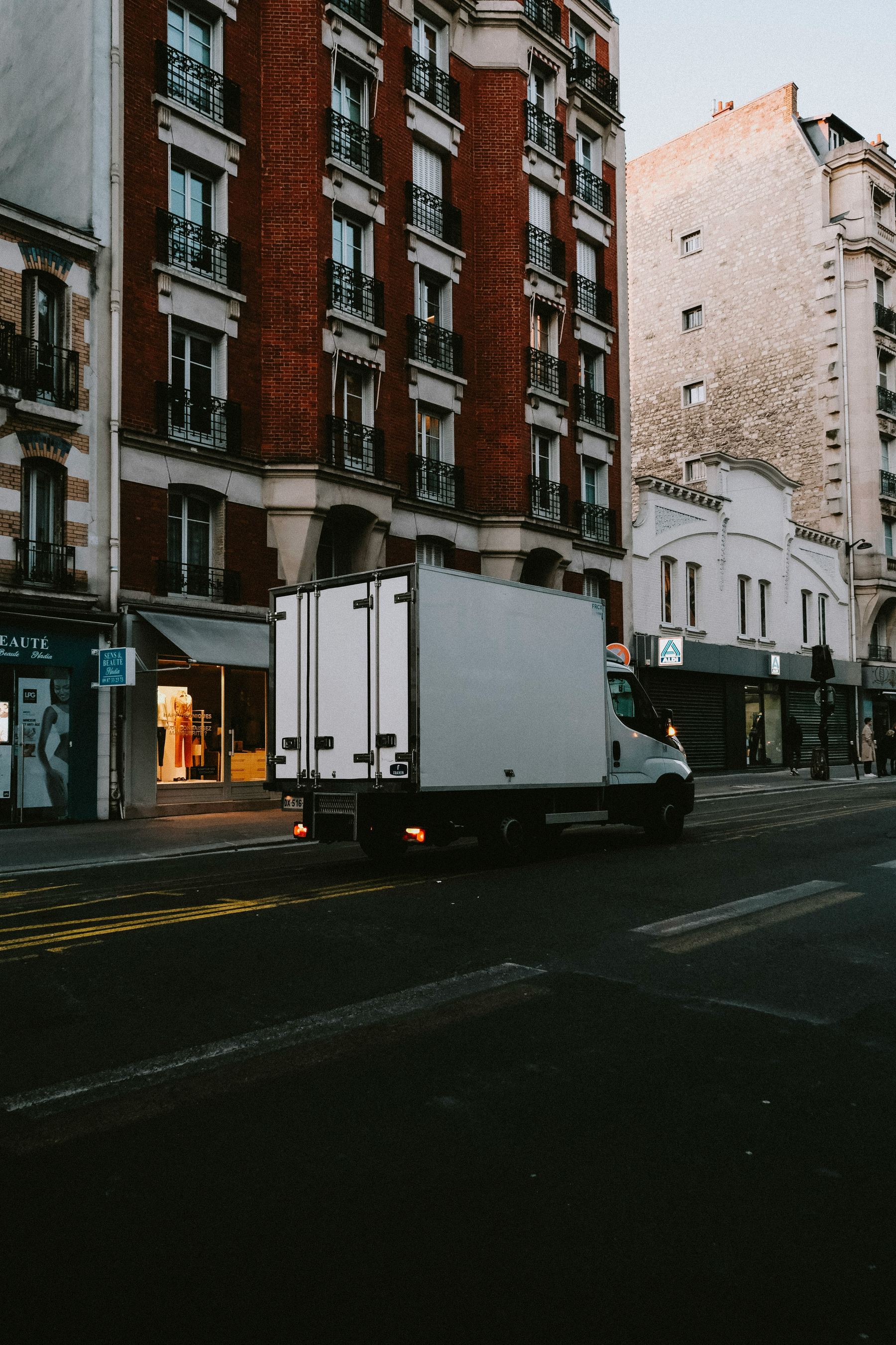 Camion de livraison dans une rue européenne
